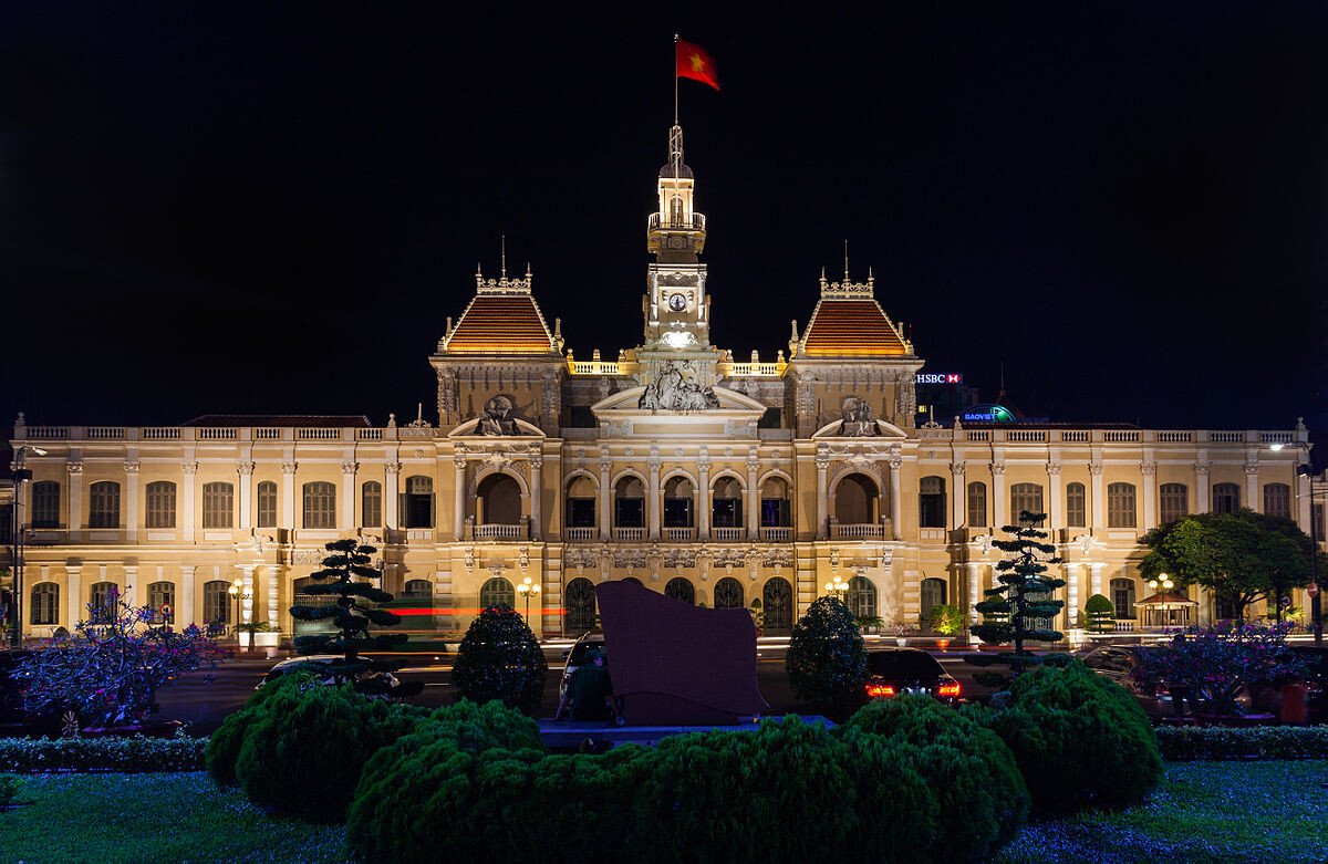 1200px-Ayuntamiento,_Ciudad_Ho_Chi_Minh,_Vietnam,_2013-08-14,_DD_09 (3).jpeg 자칭 동방의 파리의 타운하우스들