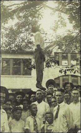 1920년에 린치를 당한 ‘흑인’ 리그 다니엘（Lige Daniels）의 모습을 엽서에 사용한 모습. 옆서의 앞면 (혐주의)이상한 열매 (혐주의) 이상한 열매