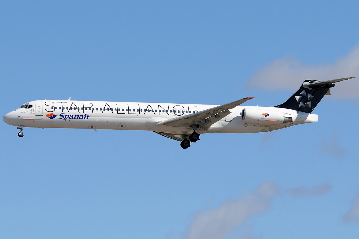 McDonnell_Douglas_MD-83_(DC-9-83),_Star_Alliance_(Spanair)_AN1786874.jpg