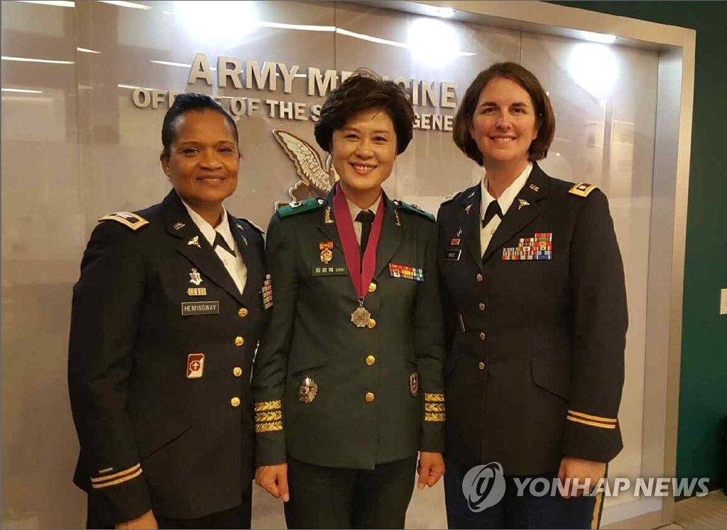 PYH2015111001950001300_P4.jpg 우리나라 국군에서 여군이 장군으로 진급한 사례들