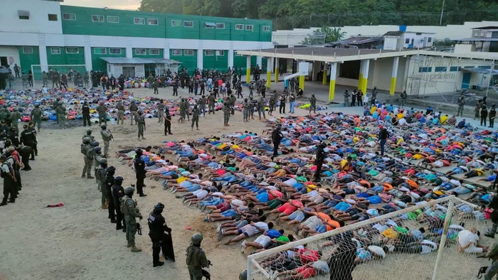 image.png 에콰도르 군이 7개 교도소 통제권 탈환, 인질 200명 석방 및 갱단 1300명 체포