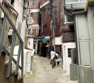AA.24460729.1.jpg 도시를 레트로감성으로 꾸민다vs옛 모습을 방치한다의 차이점