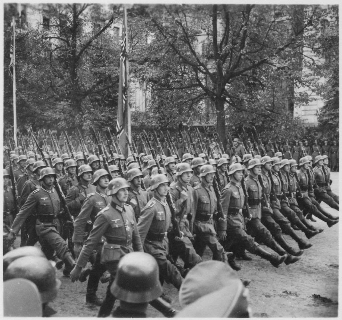 1200px-German_troops_parade_through_Warsaw,_Poland,_09-1939_-_NARA_-_559369.jpg