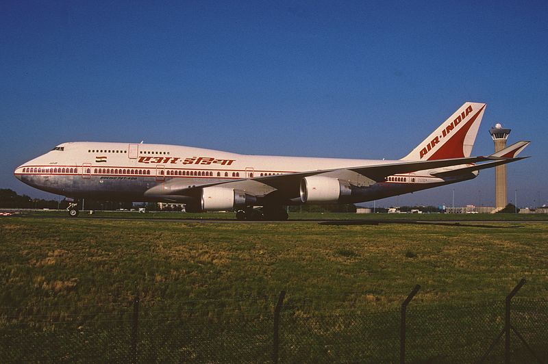 800px-316by_-_Air_India_Boeing_747-4B5,_VT-AIC@CDG,06.09.2004_-_Flickr_-_Aero_Icarus.jpg