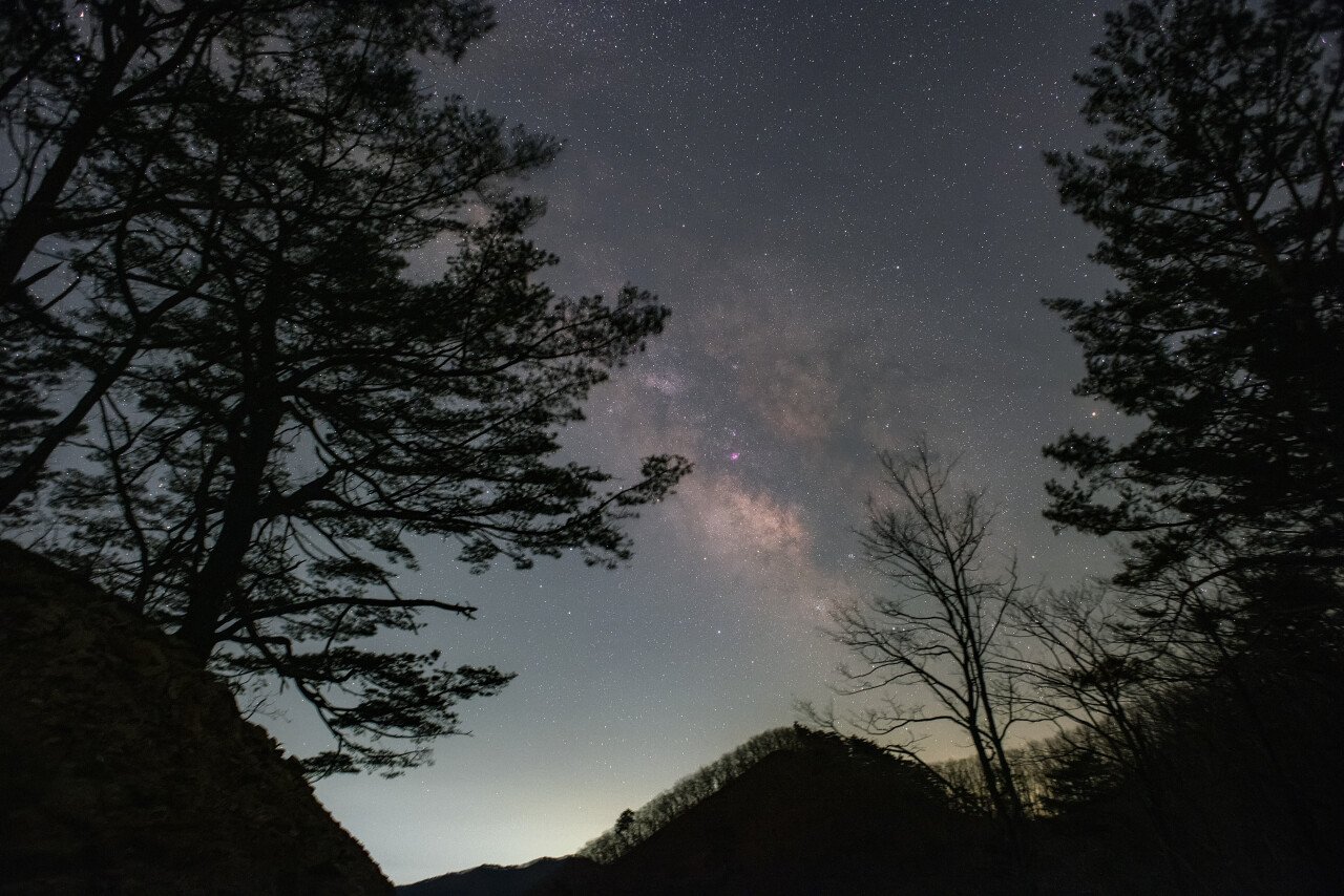ebffa013494407bf930a0f0c49c4c040.jpg 한국에서 밤하늘 풍경이 제일 아름답다고 평가받는 동네.jpg