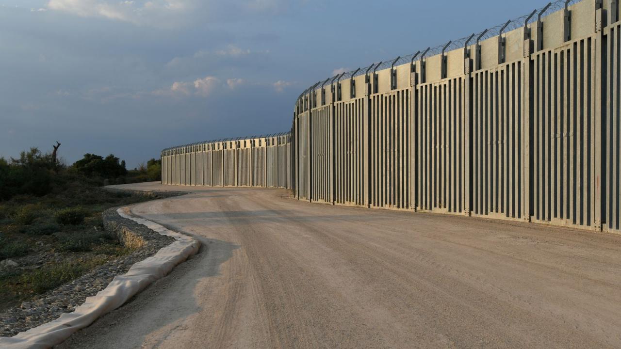 skynews-greece-fence-migrants_5485109.jpg