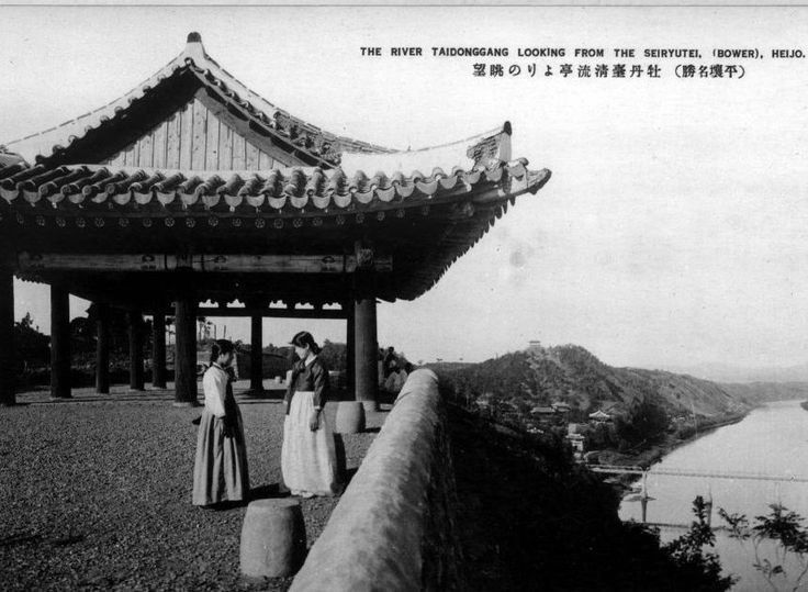 cccc58f891af79fdc0026991cd0a158b729fc9a9e70677f642dadbd09c36689a.jpg 북한의 손에 넘어가기전 1920~30년대 평양의 모습