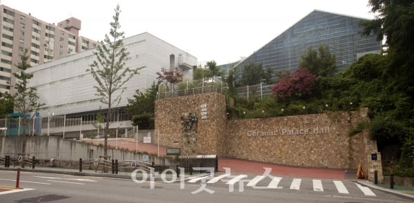 강남의 대형교회가 만든 삐까번쩍한 건물.JPG