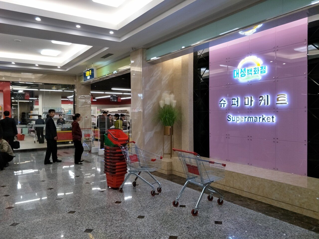 D5pdUrbU8AEHPF8.jpg_large.jpg 평양의 (비교적) 최근 모습들.jpg