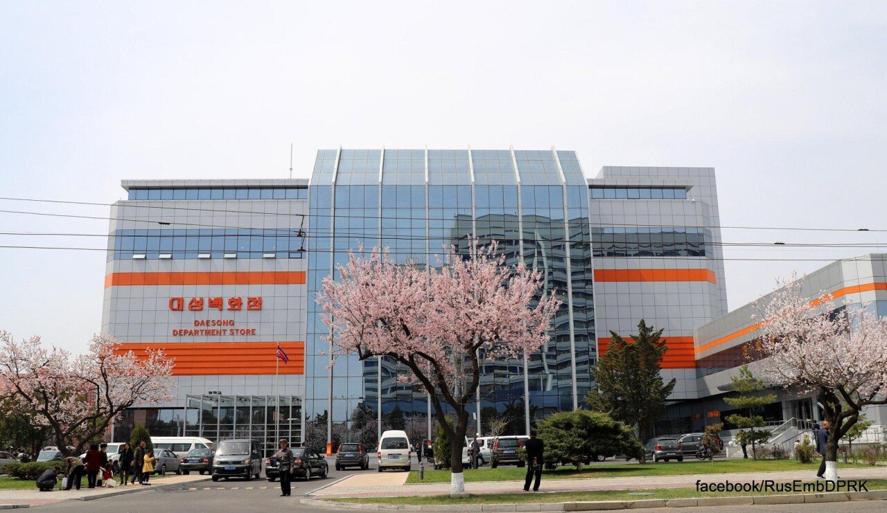D4WTK81X4AABDXu.jpg_large.jpg 평양의 (비교적) 최근 모습들.jpg