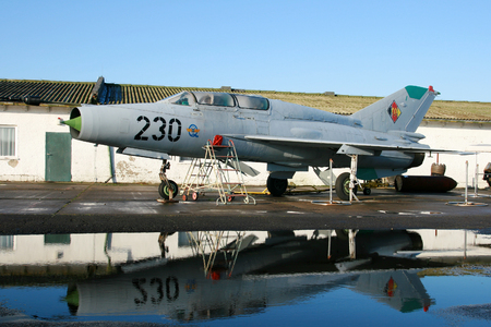 89658049-peenemunde-독일-2009-년-11-월-15-일-전-동독-독일어-공군-mig-21-fishbed-전투기-peenemunde-비행장에-디스플레이에-jet-.jpg