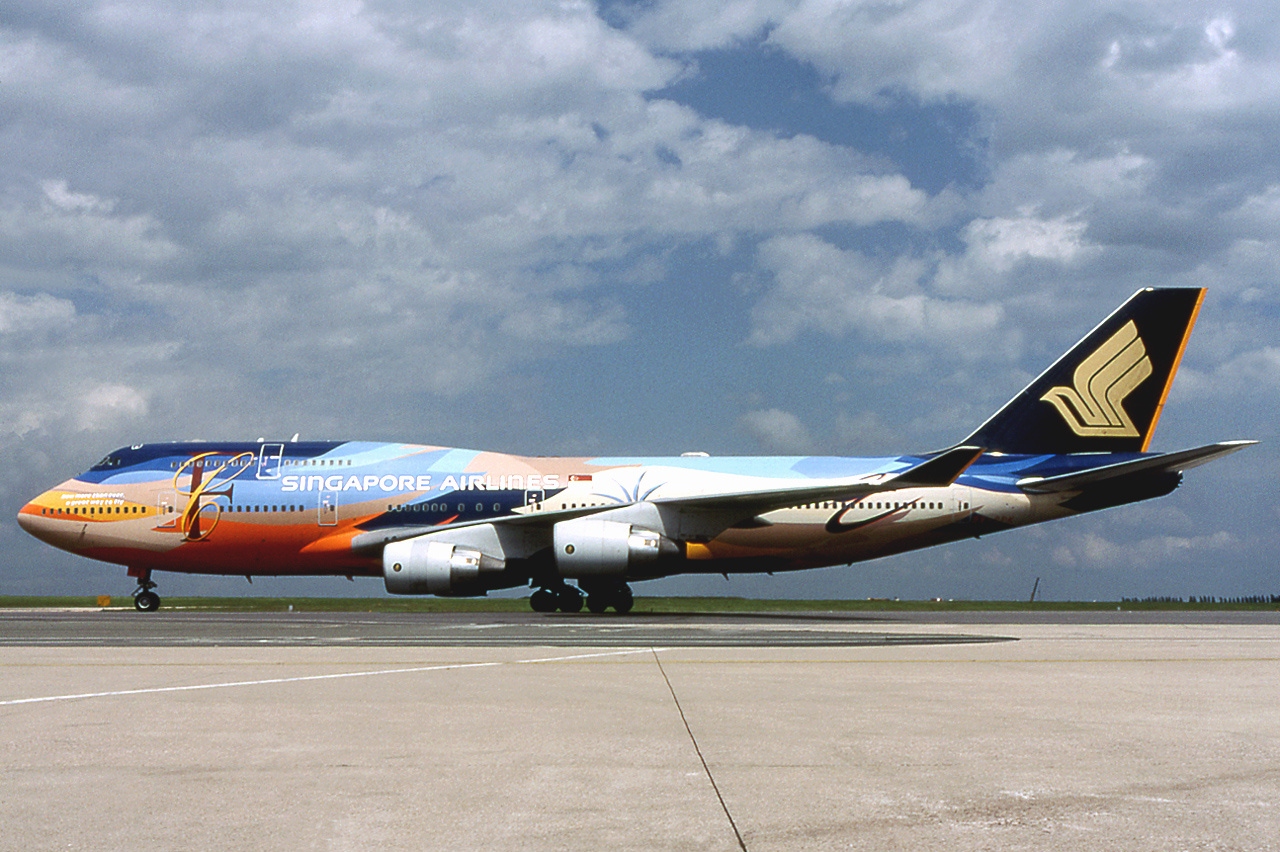 Boeing_747-412,_Singapore_Airlines_AN1397976.jpg
