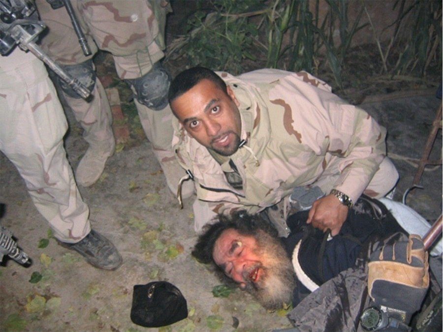 saddam-hussein-captured.jpg 후세인에게 복수를 성공한 군인...jpg