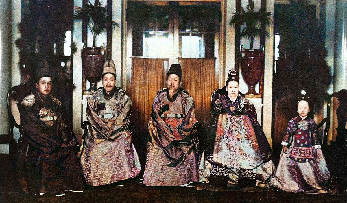 1200px-Imperial_family_of_Korea_02-colorized.jpg 구한말~1910년대 한국인들의 모습과 한국의 풍경 (컬러복원)