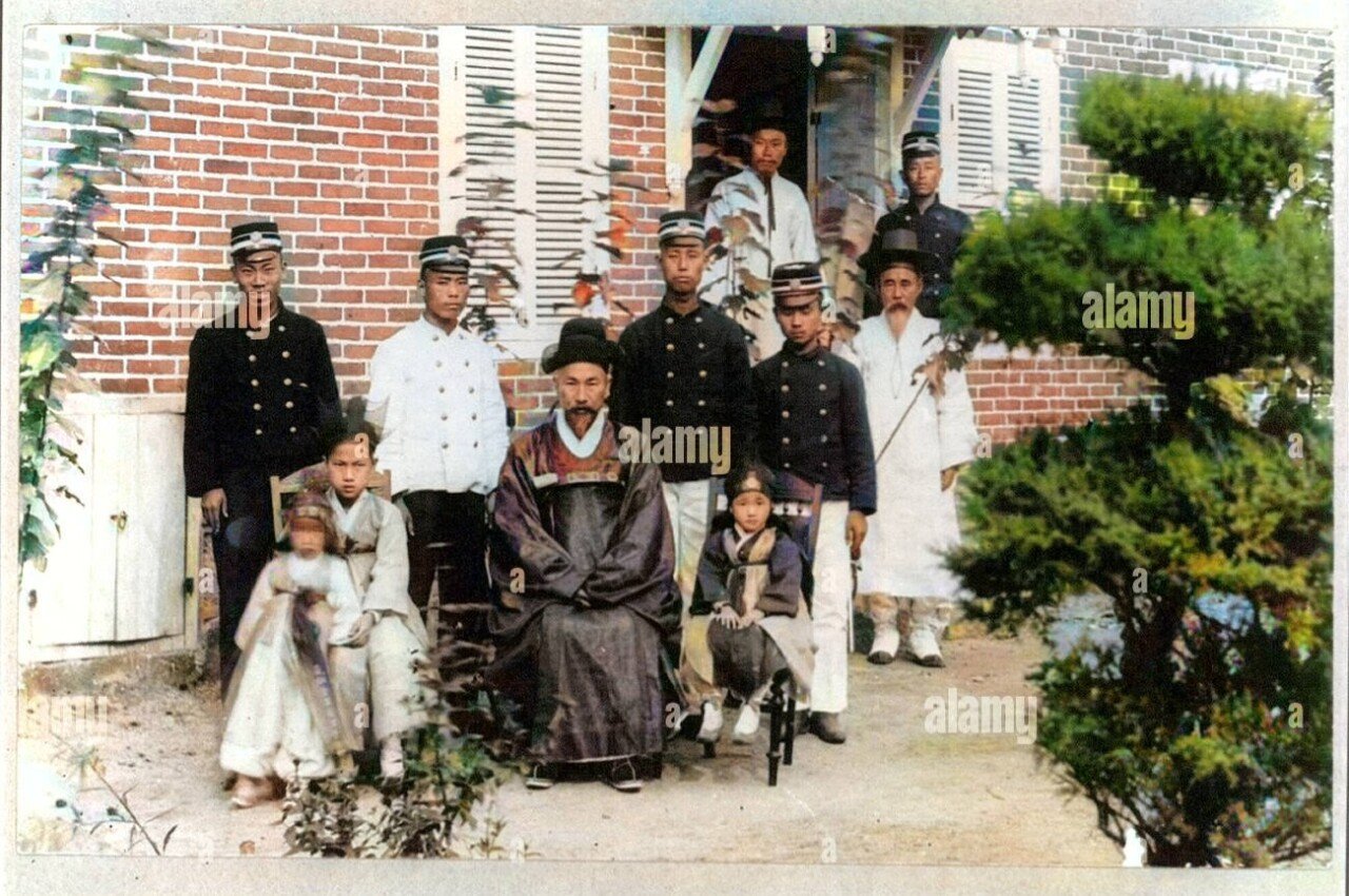 father-and-family-eleven-people-posed-korea-1910-1920-PBM80B-colorized.jpg 구한말~1910년대 한국인들의 모습과 한국의 풍경 (컬러복원)