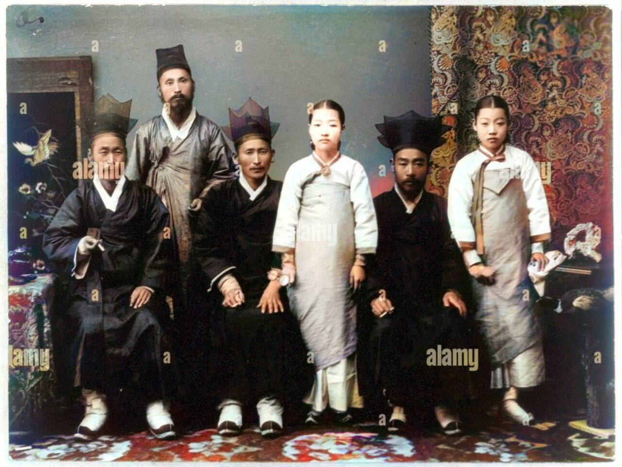 family-group-six-people-posed-full-lgth-1910-1920-korea-PBM7XG-colorized.jpg 구한말~1910년대 한국인들의 모습과 한국의 풍경 (컬러복원)