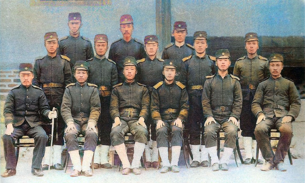 Koreansoldiers1898-colorized.jpg 구한말~1910년대 한국인들의 모습과 한국의 풍경 (컬러복원)