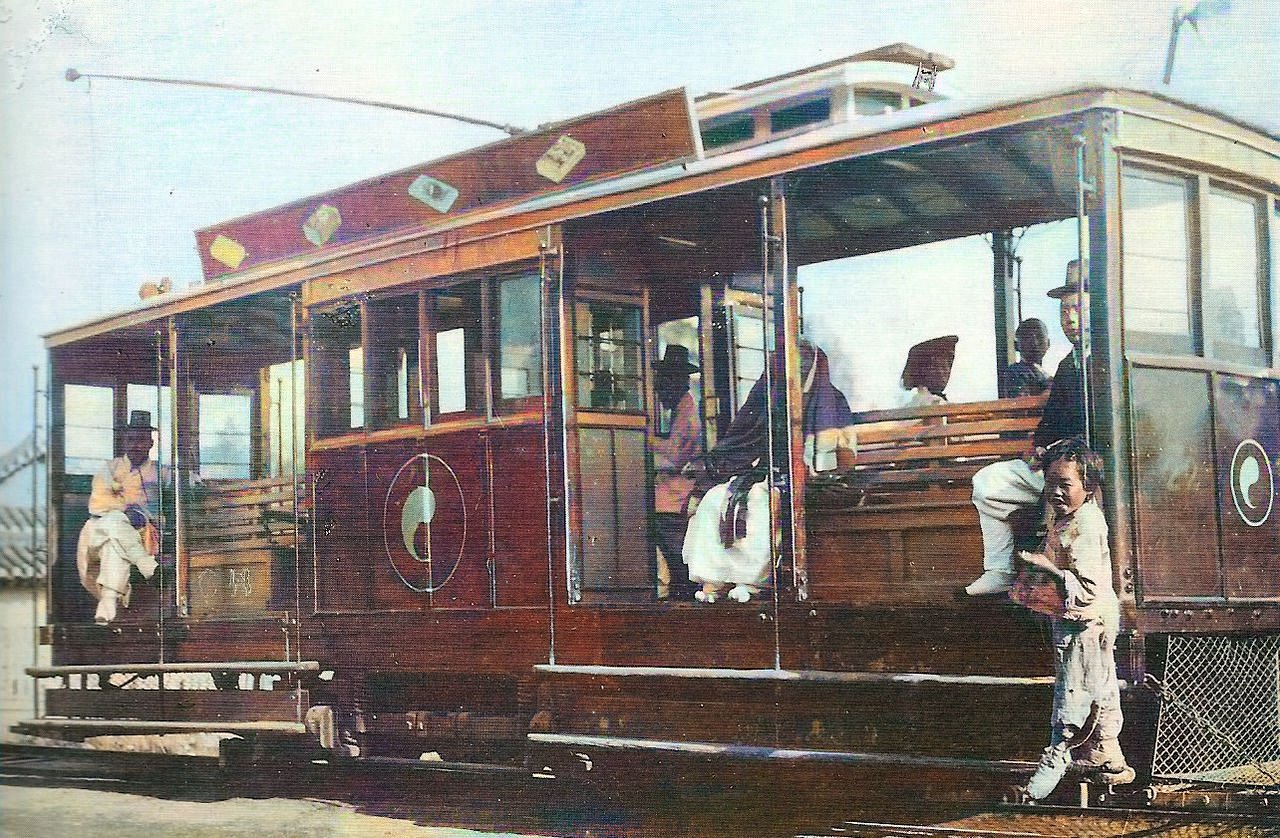 1280px-Streetcar1903-colorized.jpg 구한말~1910년대 한국인들의 모습과 한국의 풍경 (컬러복원)