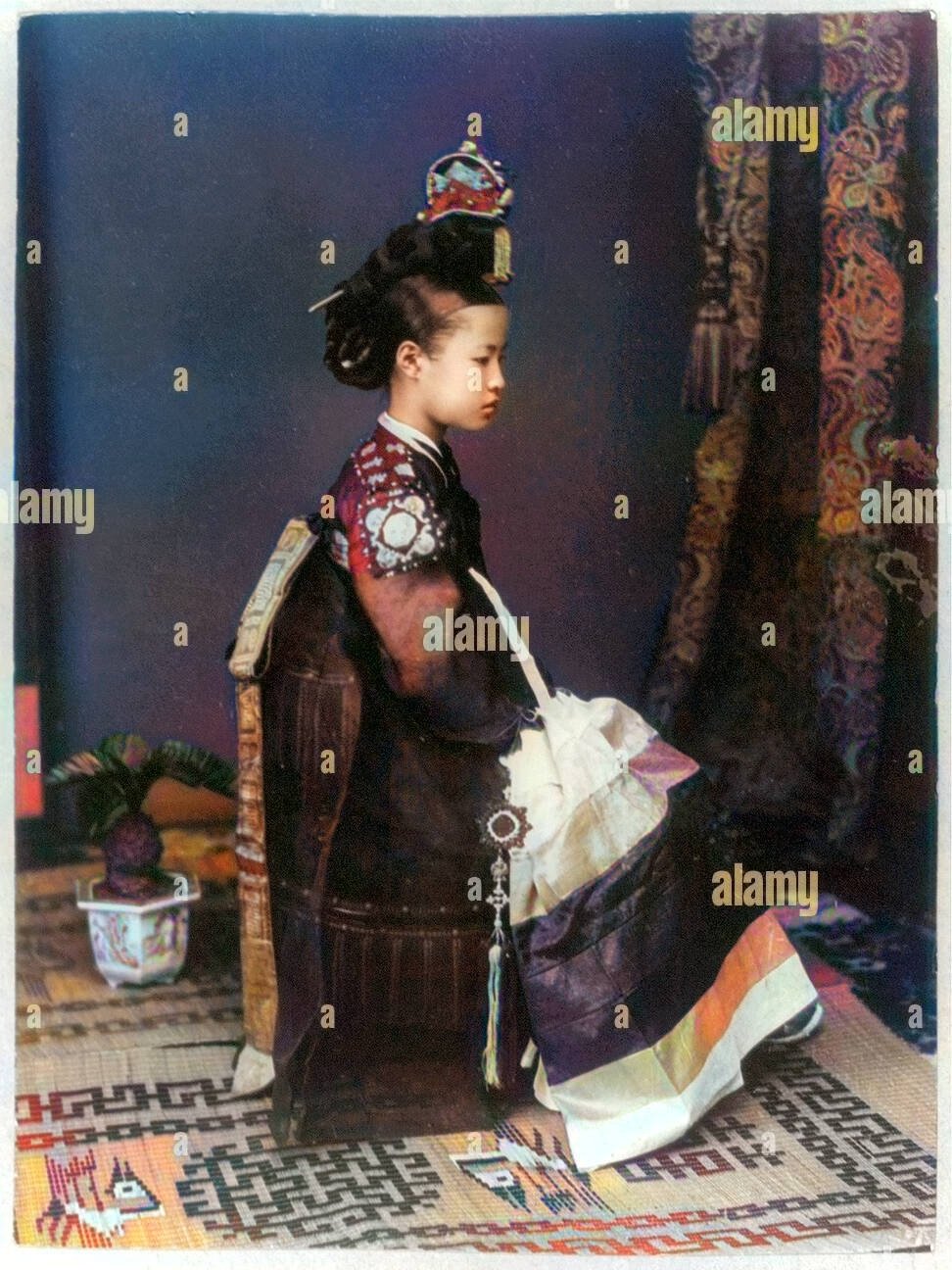 geisha-girl-of-palace-korea-1910-1920-PBHGTR-colorized.jpg 구한말~1910년대 한국인들의 모습과 한국의 풍경 (컬러복원)