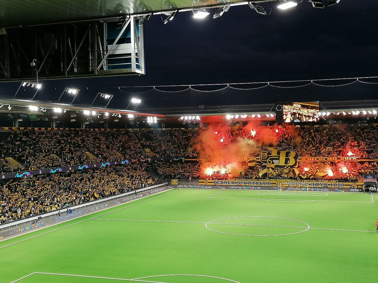 The_Wankdorf_Stadium_before_a_Champions_League_Match_(2021).jpg 나라별 축구 국대 홈구장들 - UEFA 2편