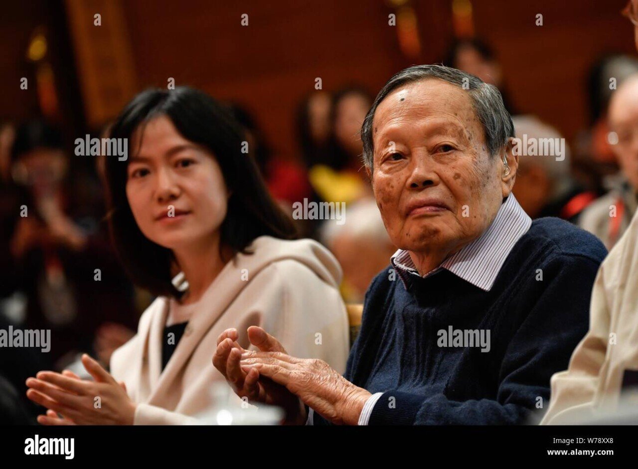 chinese-physicist-chen-ning-yang-right-also-known-as-yang-zhenning-and-his-wife-weng-fan-attend-a-commemorative-meeting-of-the-80th-anniversary-of-W78XX8.jpg 웹서핑하다 우연히 본 사람인데 ㄷㄷ