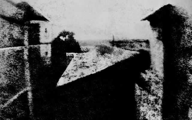 joseph-nicephore-niepce-view-window-le-gras-enhanced-version-helmut-gersheim-performed-c-1952-c-1826.jpg 최초의 사진들 .jpg