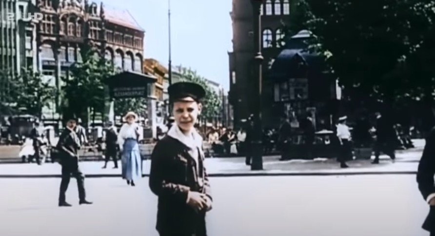 Screenshot 2024-02-20 at 22.23.31.JPG 흑백 영상을 컬러 영상으로 채색한 20세기 초 독일 베를린의 모습