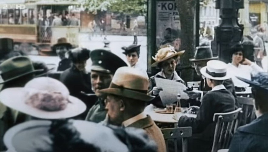 Screenshot 2024-02-20 at 22.59.52.JPG 흑백 영상을 컬러 영상으로 채색한 20세기 초 독일 베를린의 모습