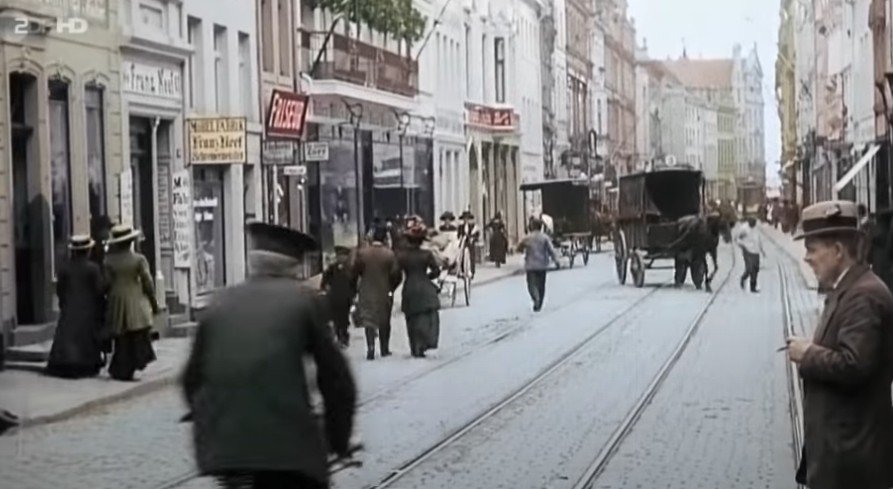 Screenshot 2024-02-20 at 22.00.23.JPG 흑백 영상을 컬러 영상으로 채색한 20세기 초 독일 베를린의 모습
