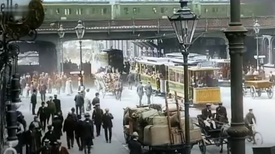 Screenshot 2024-02-20 at 22.01.40.JPG 흑백 영상을 컬러 영상으로 채색한 20세기 초 독일 베를린의 모습