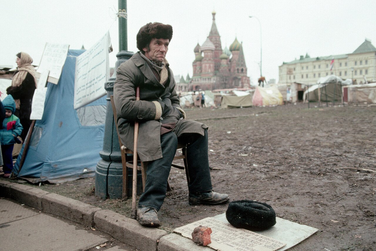 homeless_soviet_man_sitting_by_tent_city_gettyimages-635964351_b.jpg 90년대 러시아에서 유행하던 농담