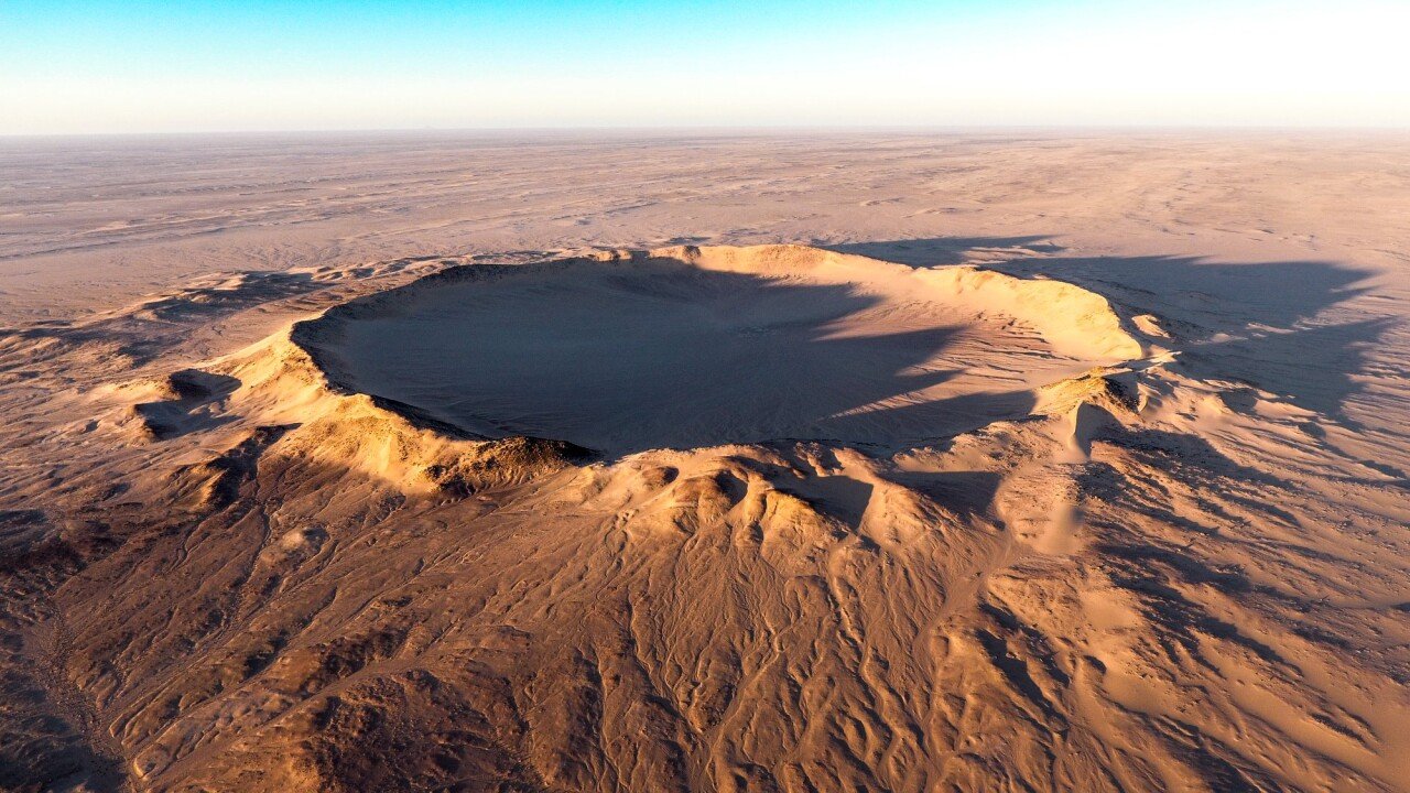 Tenoumer_Krater 직경 1.9km 깊이 110m 21400 ~ 9700년 전 생성.jpg 세계 곳곳의 운석 충돌구