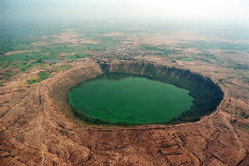 인도 lonar crater 직경 1.2km 깊이 137m 576000 ~ 47000년 전 생성.jpg 세계 곳곳의 운석 충돌구
