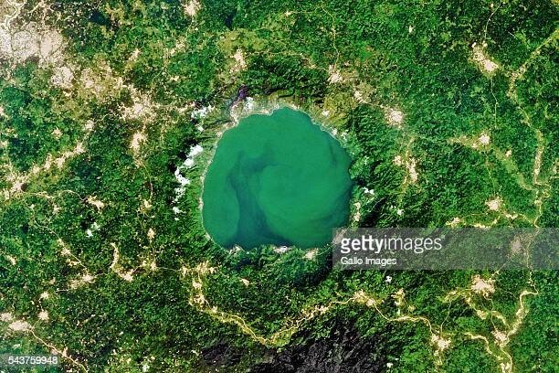 가나 lake bosumtwi 직경 8.6km 깊이 81m 1.07 million years old.jpg 세계 곳곳의 운석 충돌구