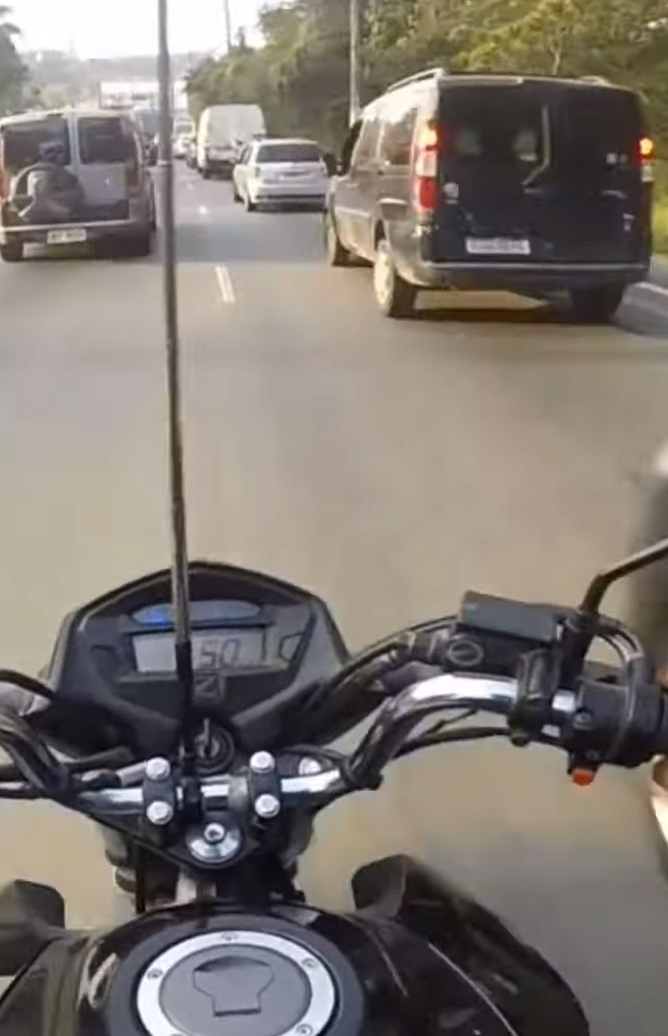 image.png 브라질 오토바이에는 왜 안테나가 달려있을까?