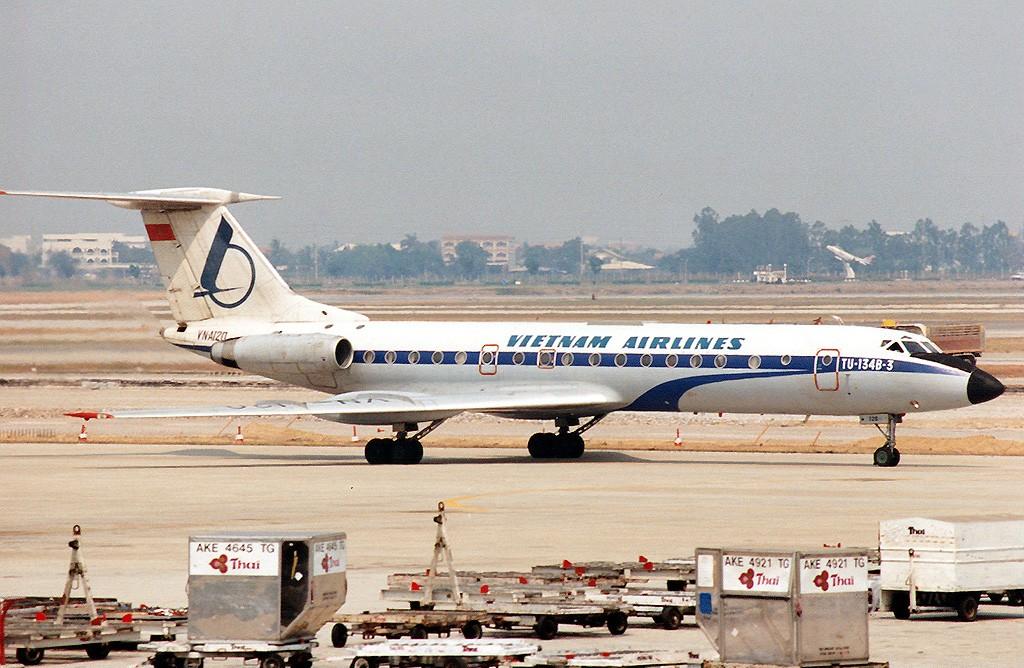 Vietnam_Airlines_Tu-134_VN-A120_BKK_1992-4-14.png.jpg