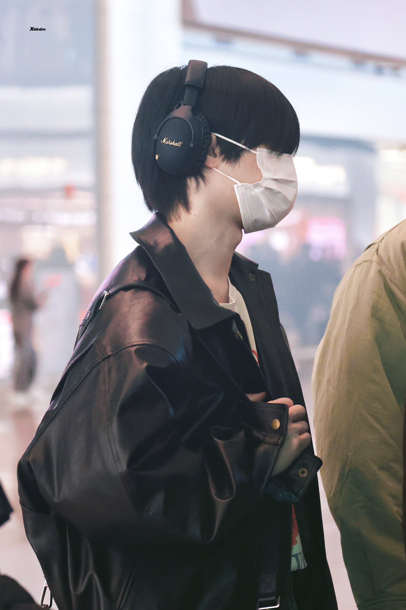 투바투 범규 가죽자켓 2번째 사진