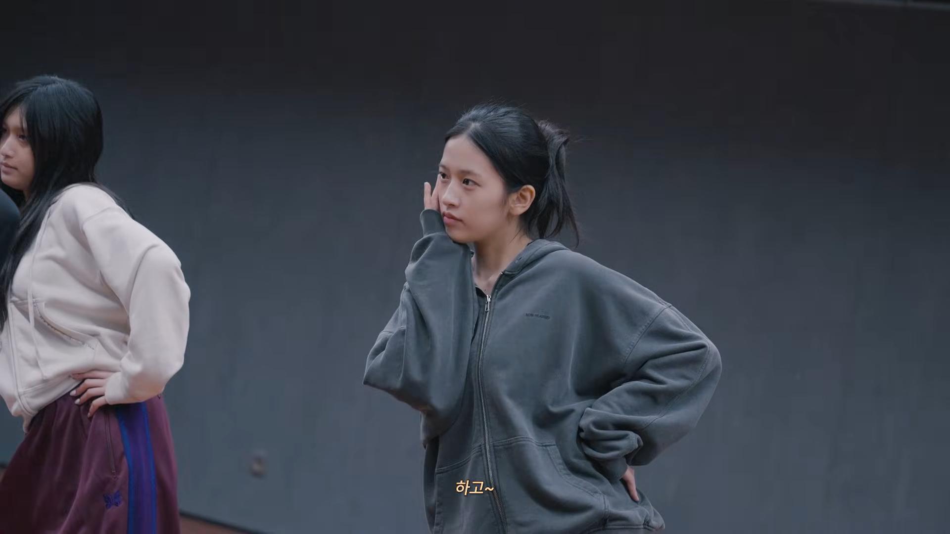 아이브 안유진 안무영상 후드 🩶 (3)