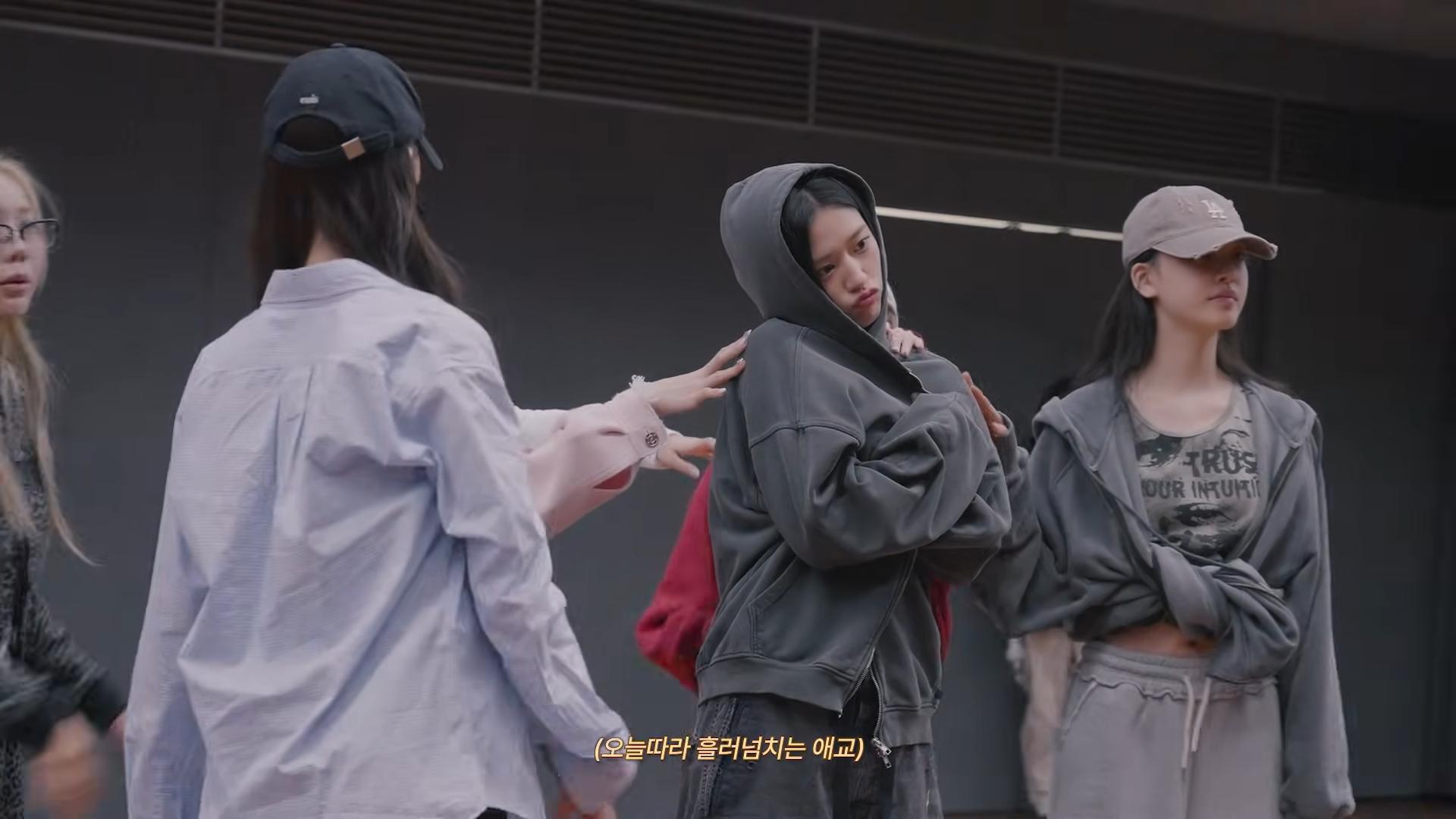 아이브 안유진 안무영상 후드 🩶 (4)