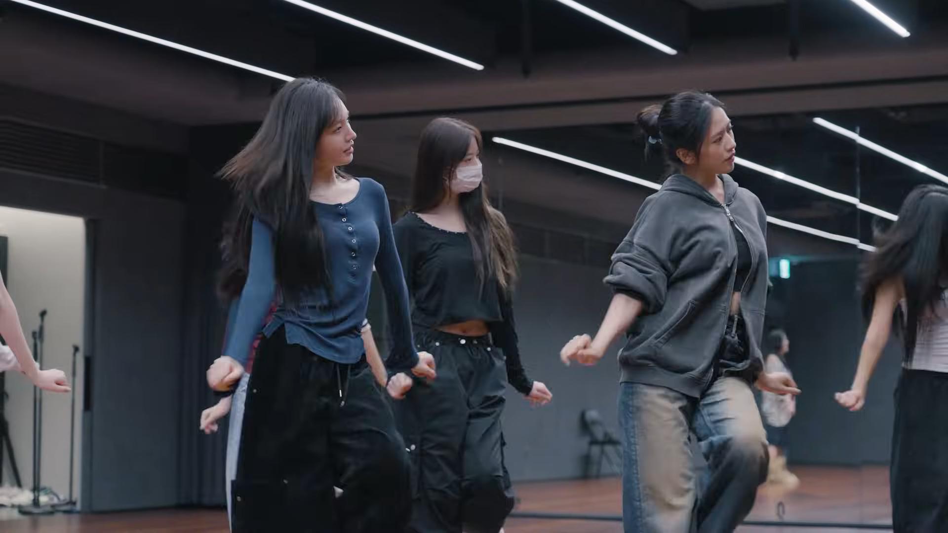 아이브 안유진 안무영상 후드 🩶 (2)