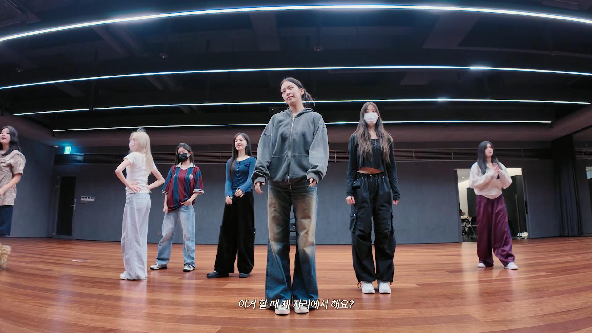 아이브 안유진 안무영상 후드 🩶 (5)