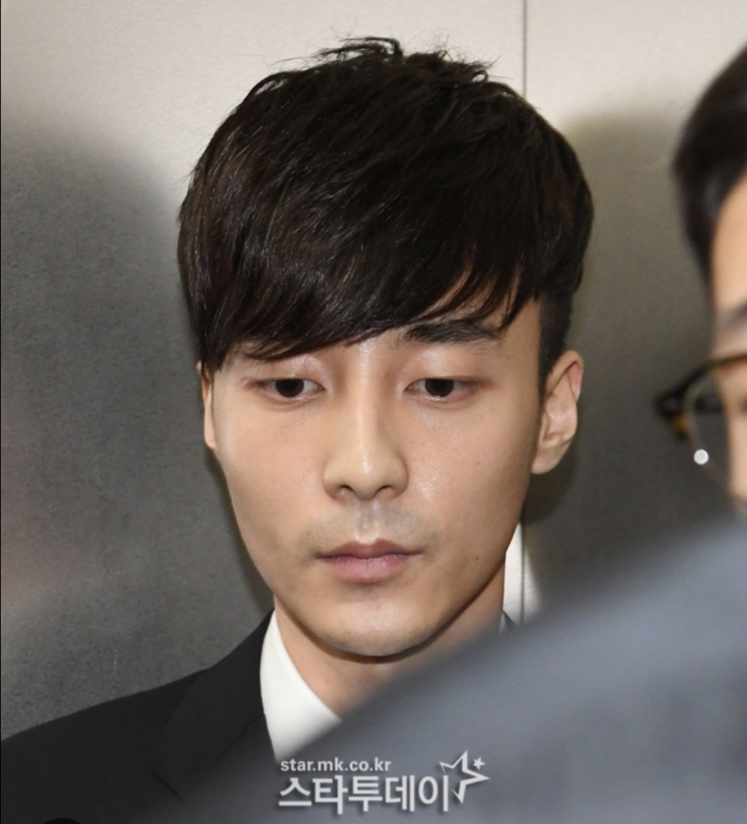 Screenshot_20250401_093051_Google.jpg 김수현 기자회견 얼굴상태랑 대비됐던 로이킴