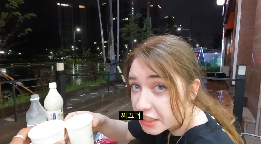 img/23/07/21/1897820f4ee7f633.png 한국남자랑 결혼한 프랑스 누나가 비와도 우산 안쓰는 이유 ㄷㄷㄷㄷ...jpg 한국남자랑 결혼한 프랑스 누나가 비와도 우산 안쓰는 이유 ㄷㄷㄷㄷ...jpg