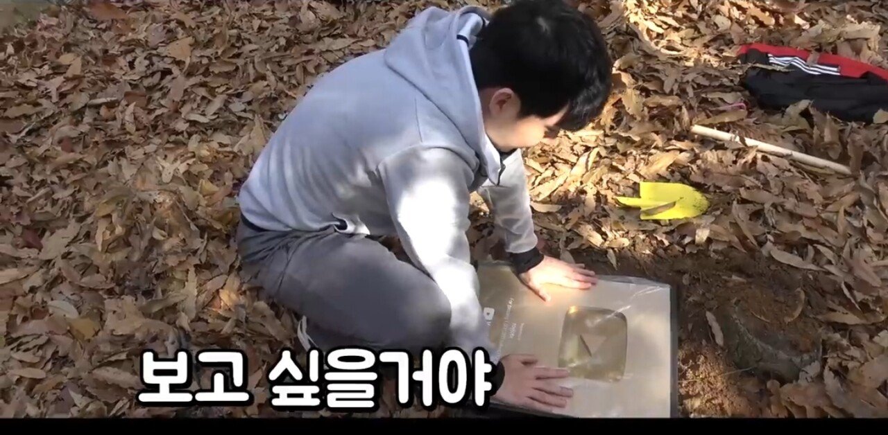 1000032056.jpg 어느 100만 유튜버의 골드버튼 어느 100만 유튜버가 묻어놓은 골드버튼