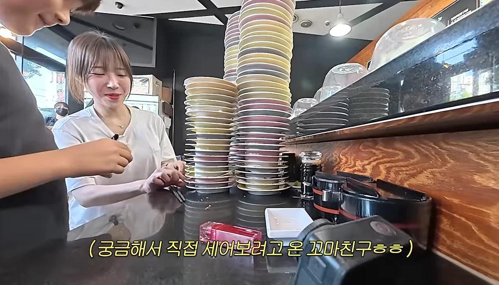 회전초밥집에서 쯔양이 먹은 접시량8.webp.jpg