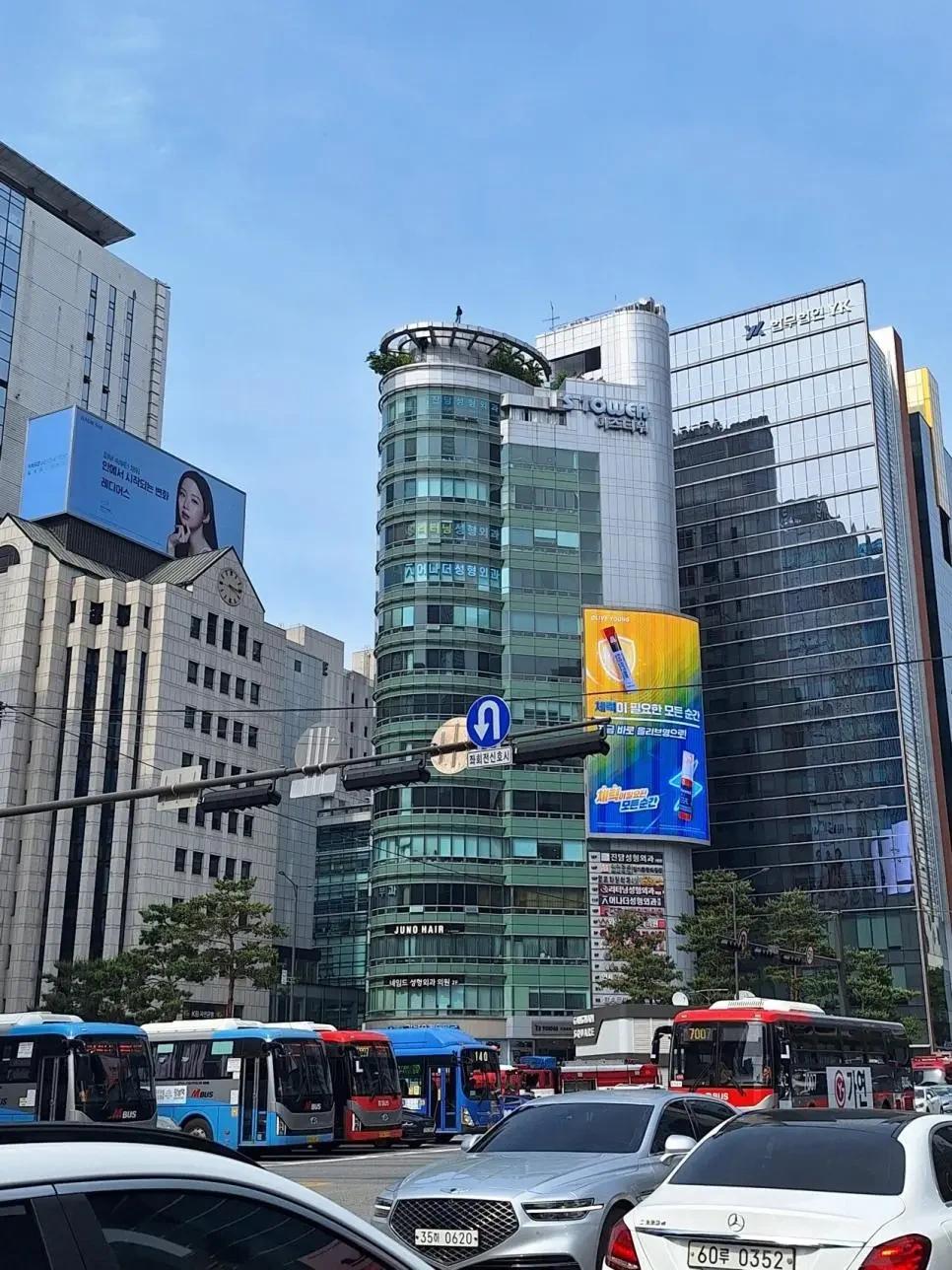 오늘 강남역 투신 소동2.webp.jpg