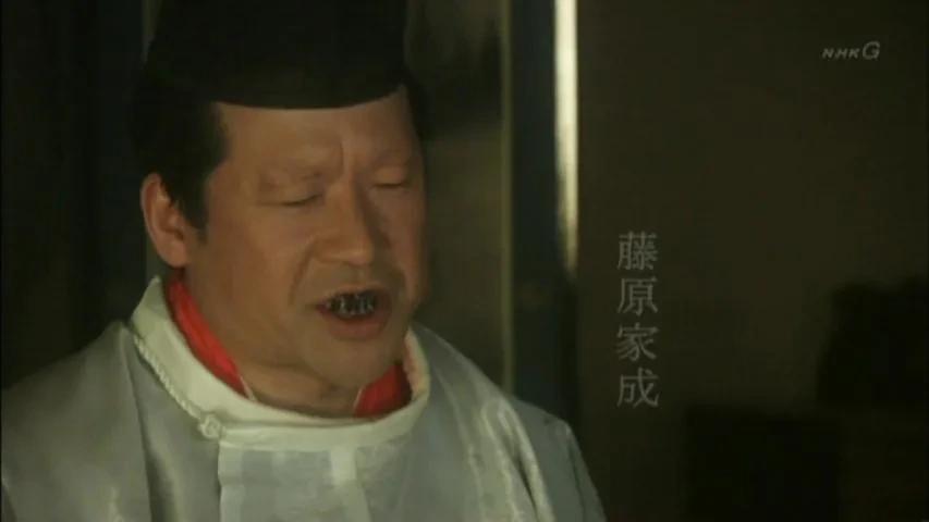 이빨을 까맣게 물들이는 일본 전통 메이크업1.webp.jpg