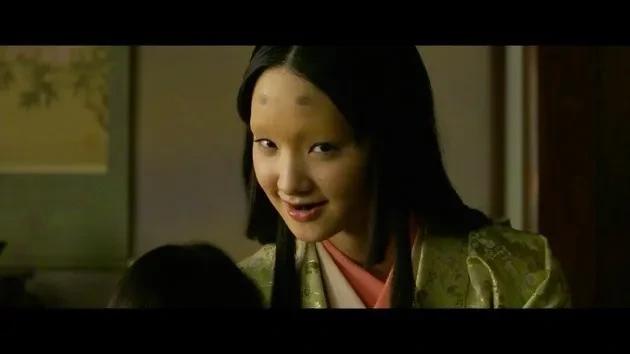 이빨을 까맣게 물들이는 일본 전통 메이크업2.webp.jpg
